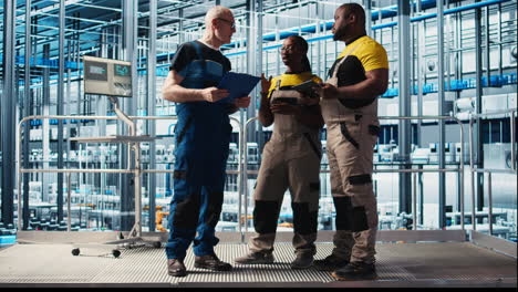 líder de equipo de fábrica inteligente de fotovoltaica y trabajadores analizando datos