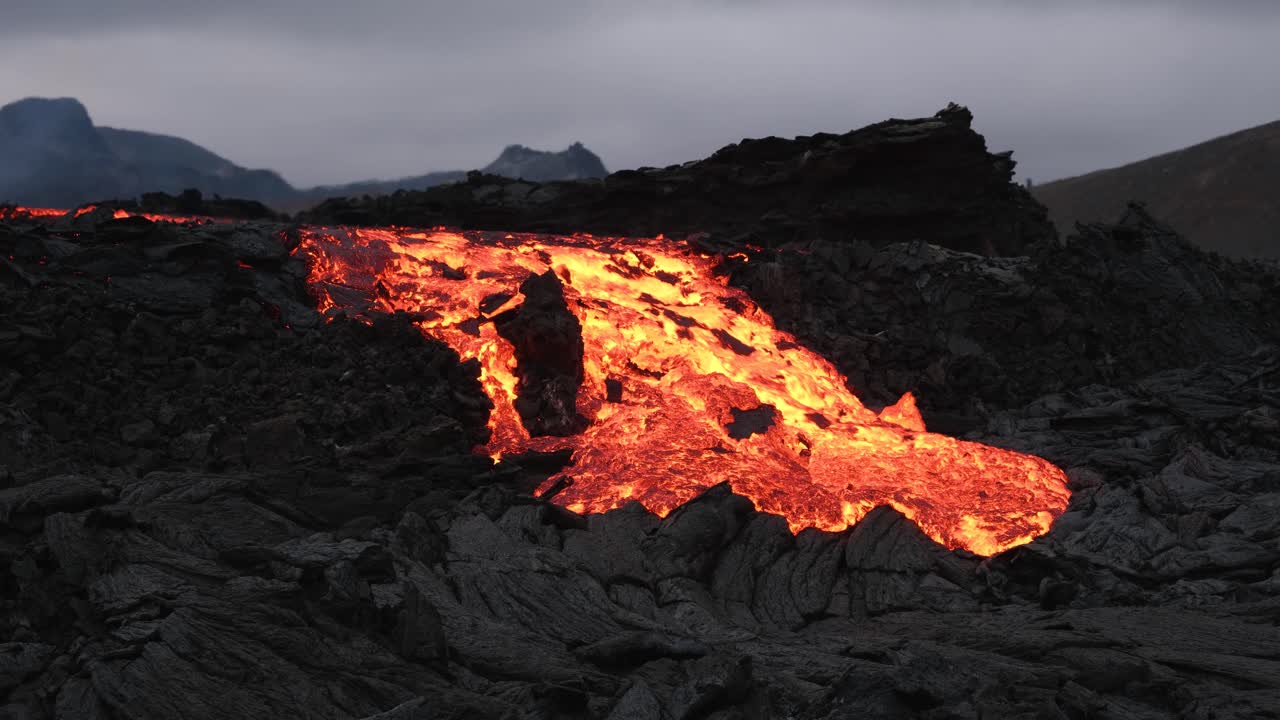 검은 바위 사이로 흐르는 화산과 용암이 있는 멋진 아이슬란드 풍경