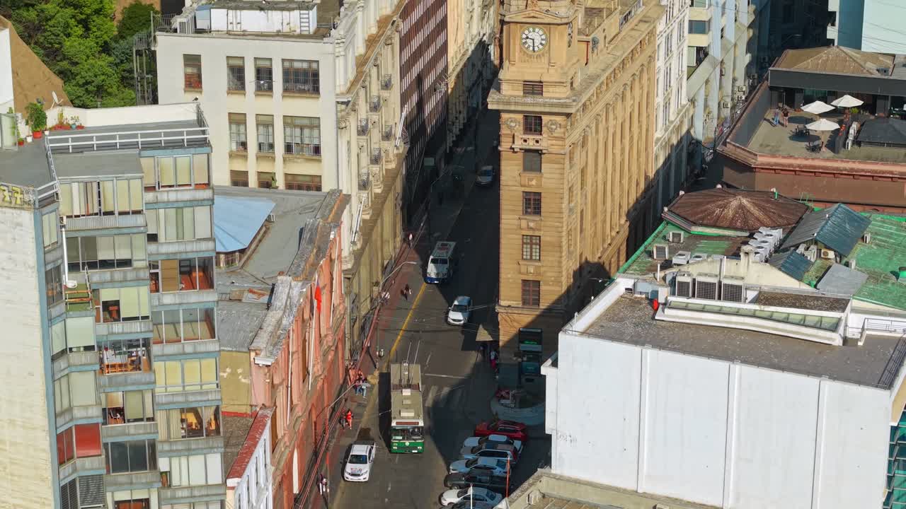 Torre dell'Orologio Reloj Turri Valparaíso Cile, ripresa aerea con filobus storico nel centro città