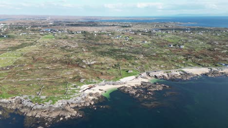 Playa-De-Coral-Y-Paisaje-Circundante-En-Un-Día-Soleado,-Connemara,-Galway-En-Irlanda