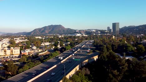 Seguimiento-De-Una-Toma-De-Drone-De-La-Ruta-101-En-Studio-City,-California