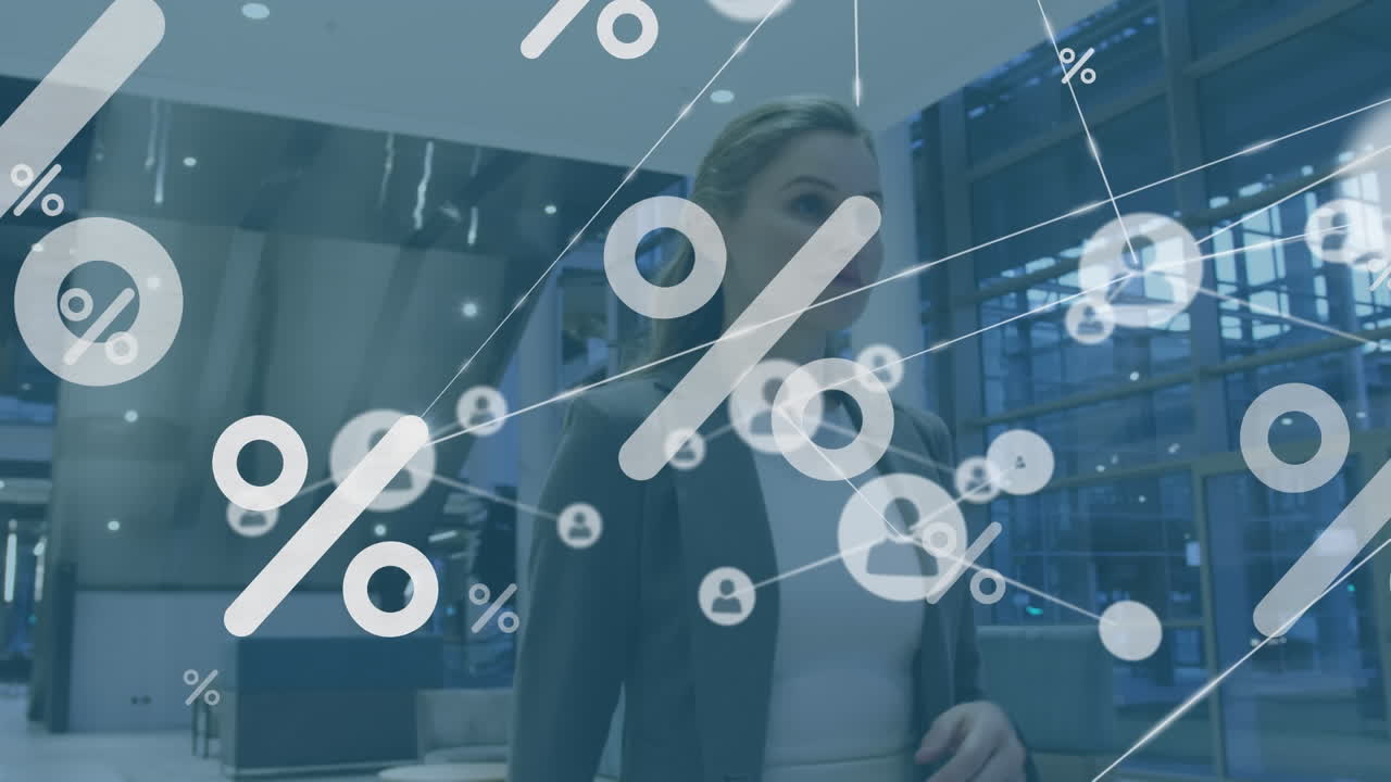 animación de iconos de porcentaje y red de perfiles sobre mujer de negocios caucásica caminando en la oficina.