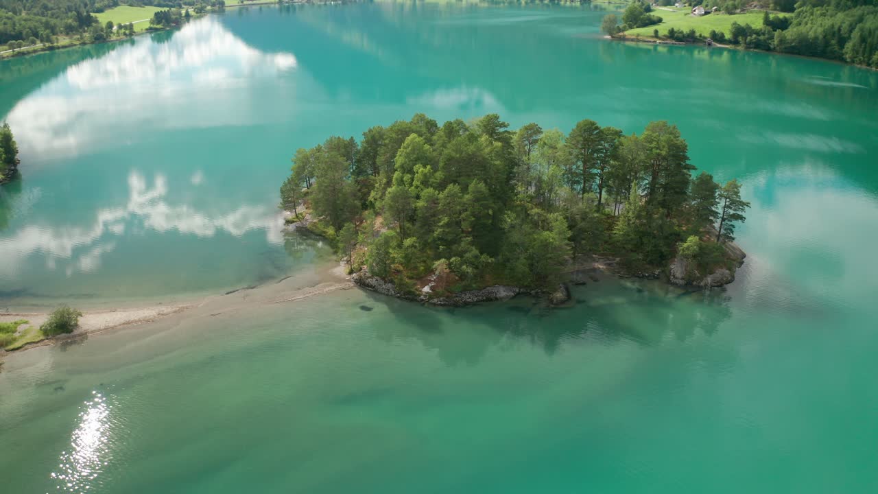 мизерный островок, связанный тонкой размытой ниточкой песка с материком, виден сверху