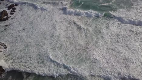 Stark-Belüftetes-Meerwasser-In-Küstennähe-Resultiert-Aus-Robustem-Shore-Break,-Buffalo-Bay