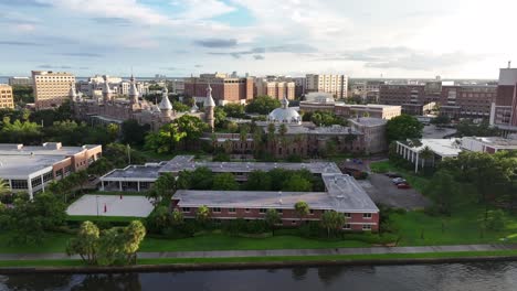 la universidad de tampa durante la hora dorada al atardecer
