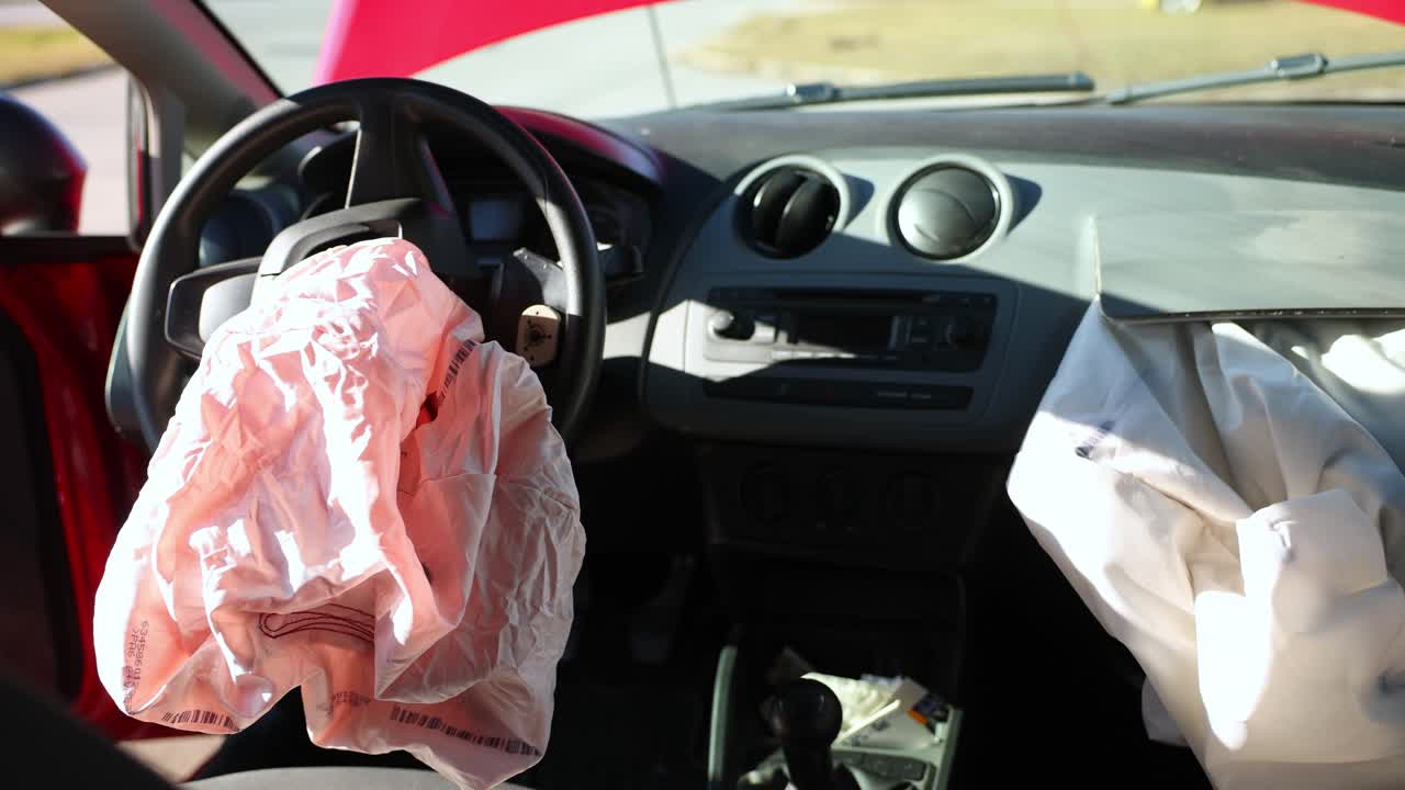 머리 충돌 후 에어백이 발사되었습니다. - 공개