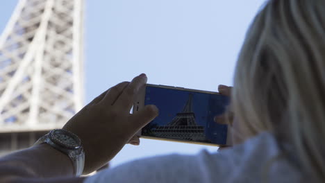 taking a picture of the eiffel tower with a mobile phone