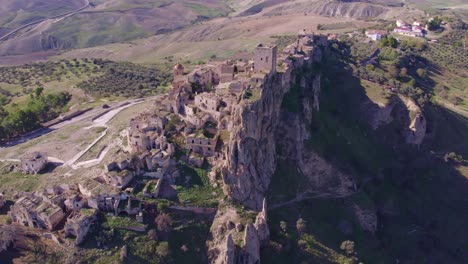 Edificio-De-Piedra-Craco-Ciudad-Fantasma-Abandonada-En-Una-Colina-Rocosa,-Antena