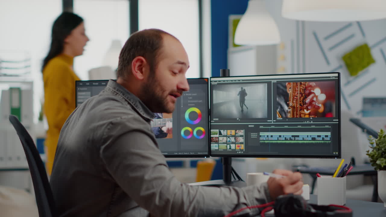 creador de video de edición de películas utilizando software de postproducción