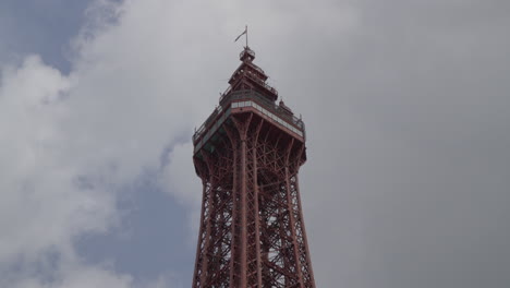 Blackpool-Tower-Aussichtsplattform-Mit-Touristen,-Die-Durch-Den-Glasaugenboden-Sichtbar-Sind,-Und-Wolken,-Die-Dahinter-Vorbeirasen