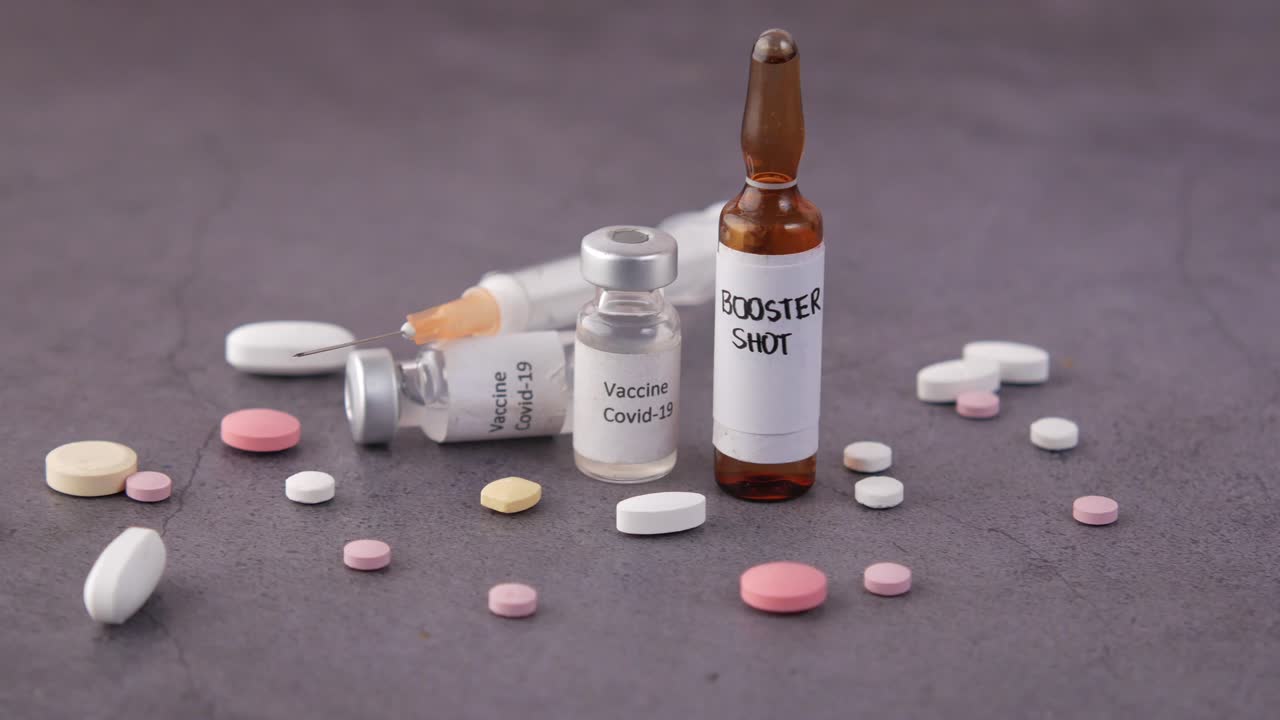 코로나19 백신 부스터 은 주사기와 알약으로