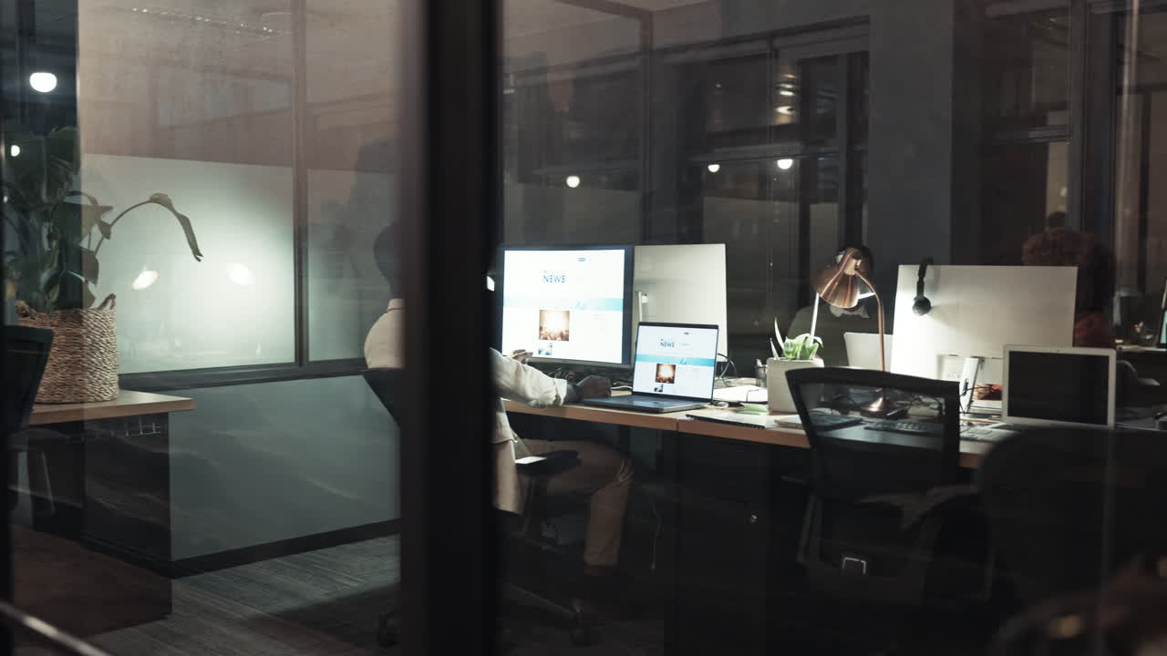 Lavoratori notturni in un ufficio moderno