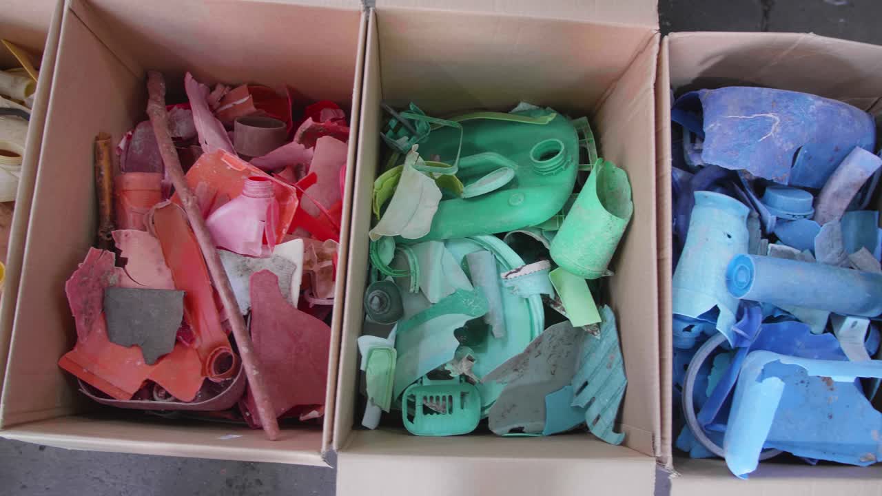 플라스틱 폐기물을 재활용하고, 줄이고, 재사용합니다.