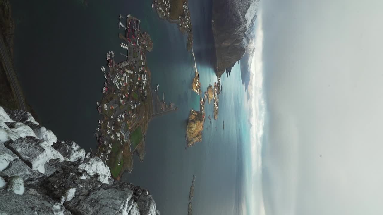 tiro vertical de vista sobre reine, islas lofoten, noruega