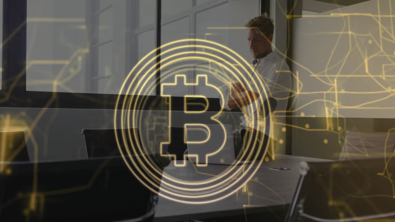 Uomo che apre il laptop, con una grafica che si evolve nel simbolo del Bitcoin, e che guarda un'animazione finanziaria.