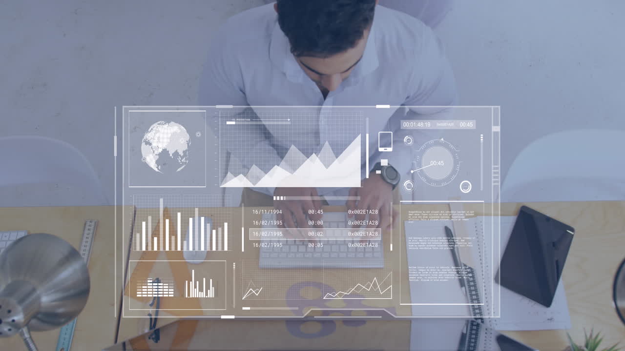 animación de procesamiento de datos sobre empresario asiático en la oficina usando computadora