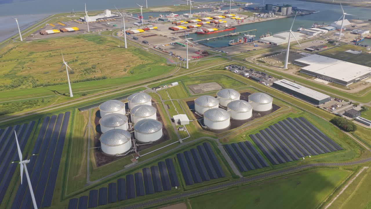 Ampia vista da drone del porto di Eemshaven, silos petroliferi con un mix energetico solare ed eolico.