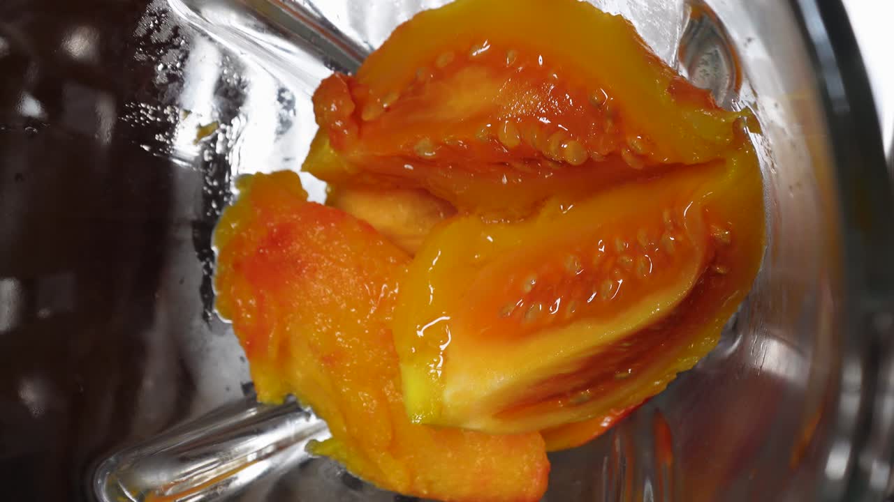 Frutta esotica nel frullatore che prepara succo fresco