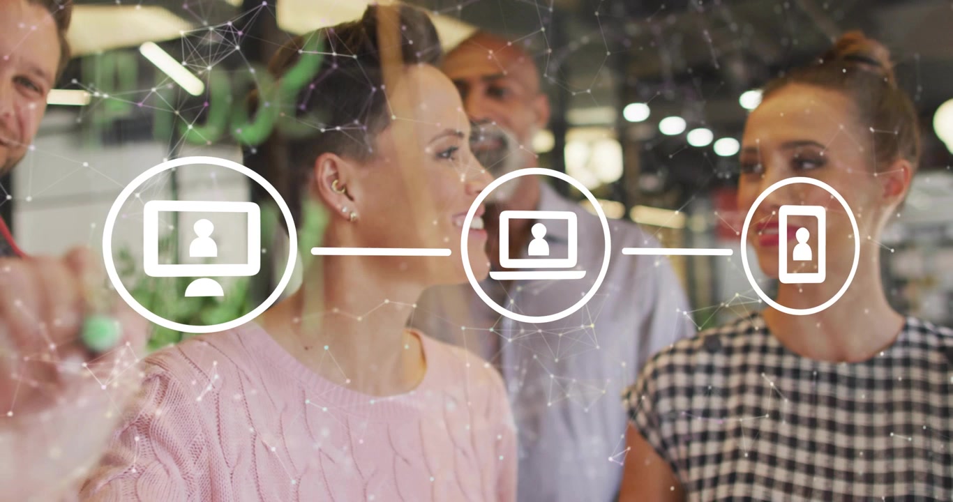 Et team på fire starter en teknisk brainstorm, skitserer på en glasvæg og animerer ikoner for skærm, bærbar computer og telefon.