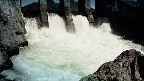 Schäumendes-Wasser-Am-Wasserkraftwerk-4