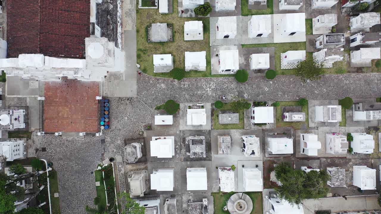 vista aérea de un cementerio en antigua, guatemala