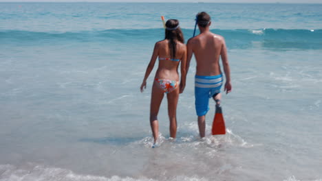 Pareja-Caminando-Sobre-El-Mar-Con-Palmeras-Y-Snorkel-