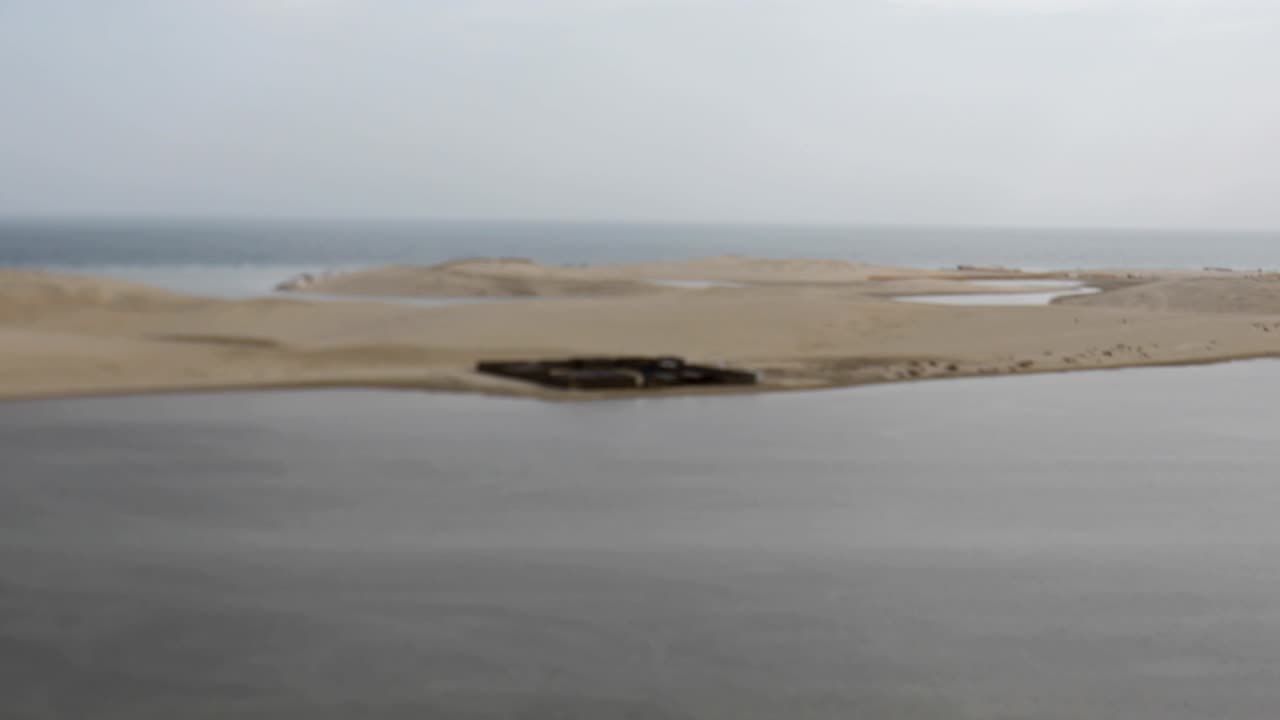 paisaje desértico dunas de arena cerca del mar en qatar
