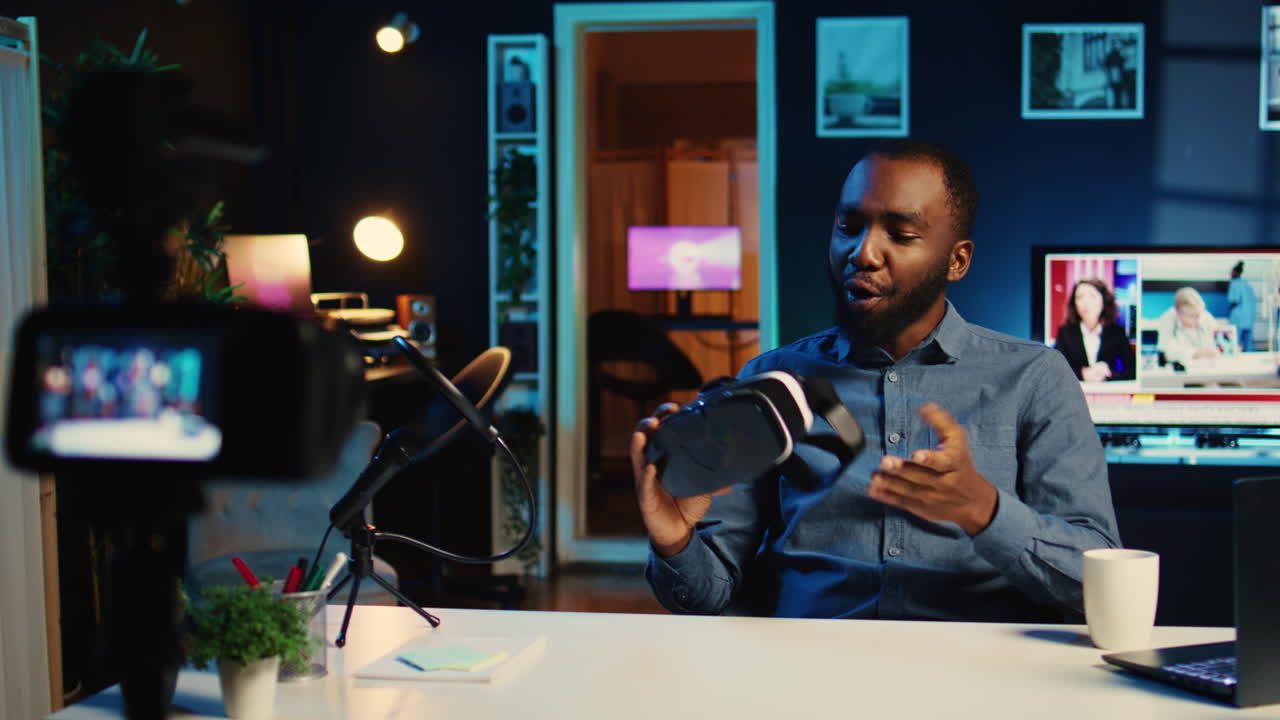 Influencer films VR goggles unboxing