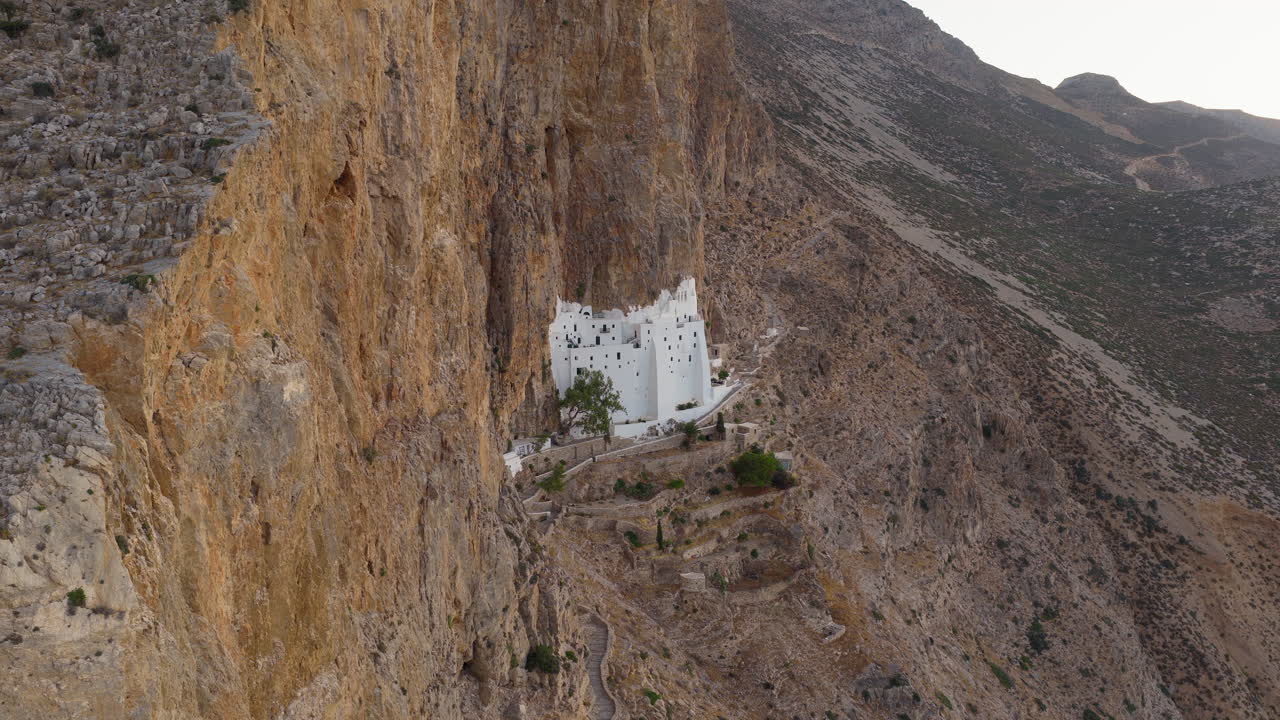 Vista aerea del Sacro Monastero sulla scogliera di Panagia Chozoviotissa sull'isola di Amorgos, storia e religione greca.