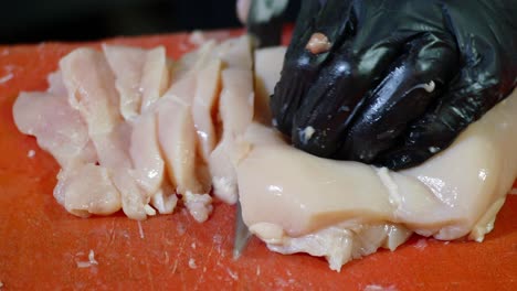 preparación de pecho de pollo crudo