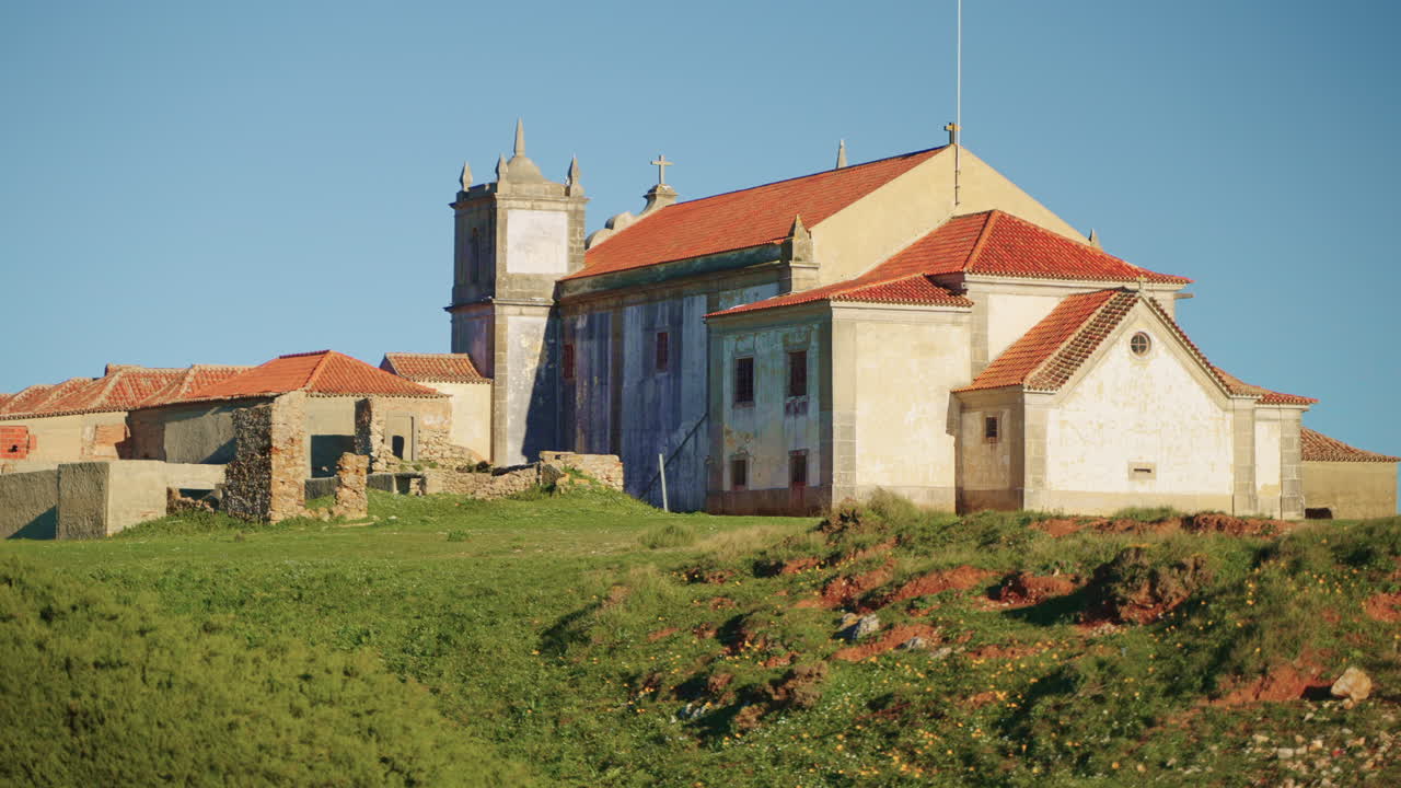 Vecchia chiesa e rovine su una collina