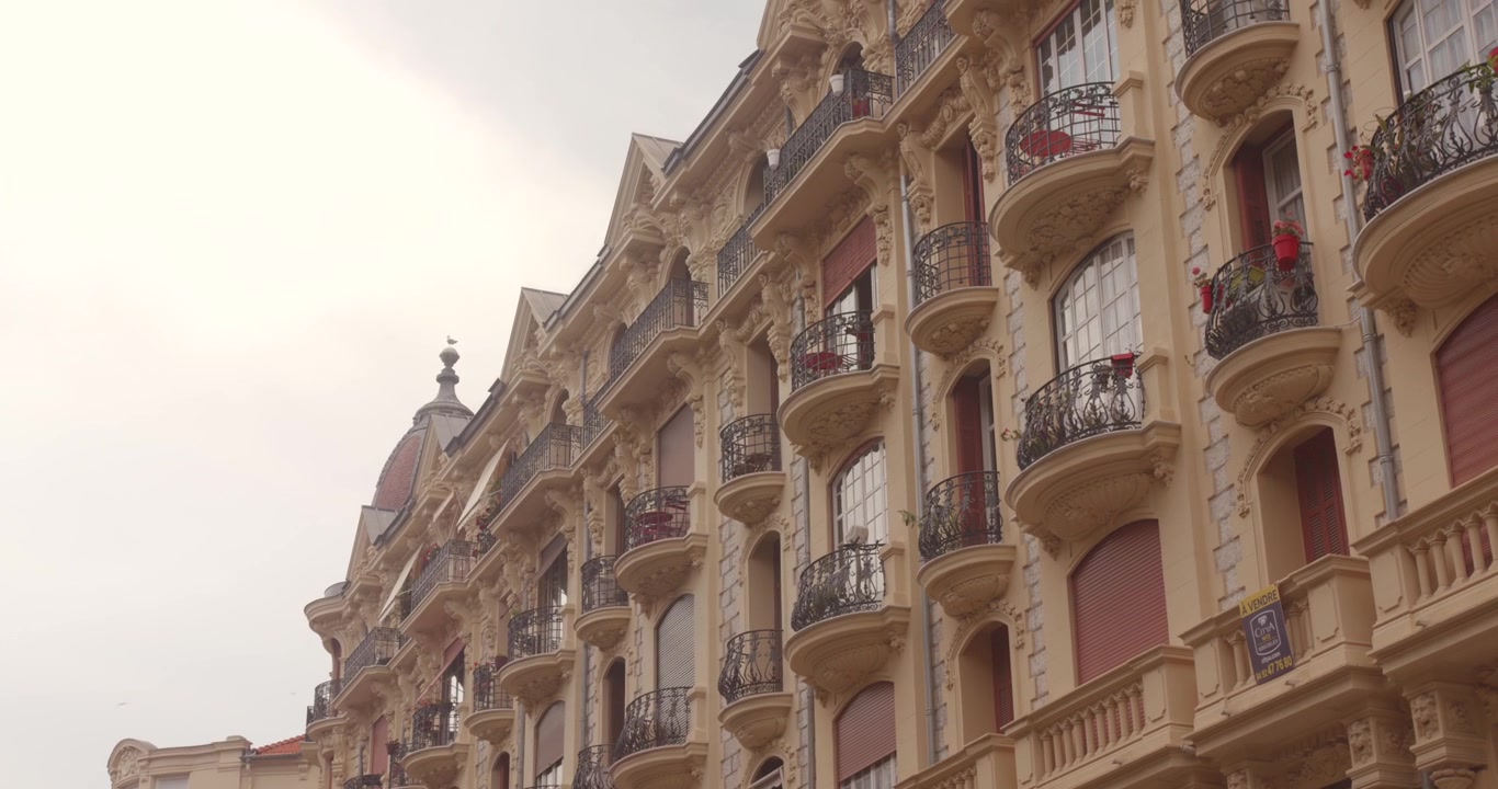 Uma fachada ornamentada de edifício Belle Époque em Nice, França, apresentando decoração arquitetônica detalhada e design urbano histórico
