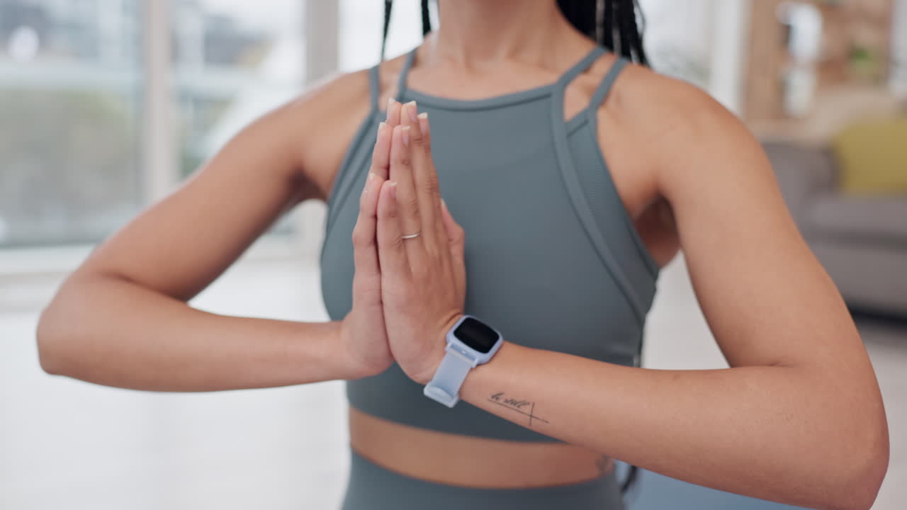Mani, yoga e meditazione con una donna