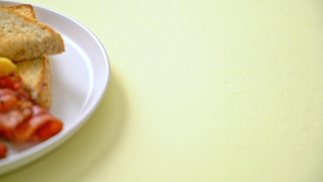 huevos revueltos con pan tostado y tocino para el desayuno