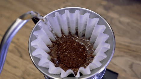 barista vertiendo agua en el vertido