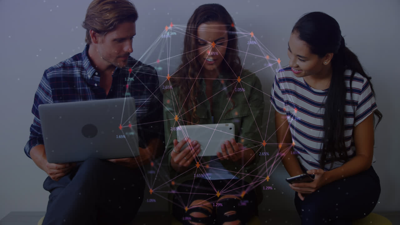animación de globo de red de conexiones girando sobre diversos colegas discutiendo en la oficina