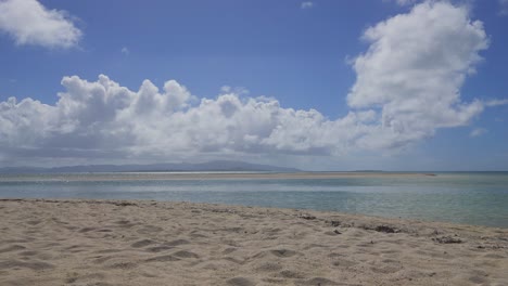 secuencia de lapso de tiempo desde una playa, muestra corrientes oceánicas y paisajes de nubes a la deriva