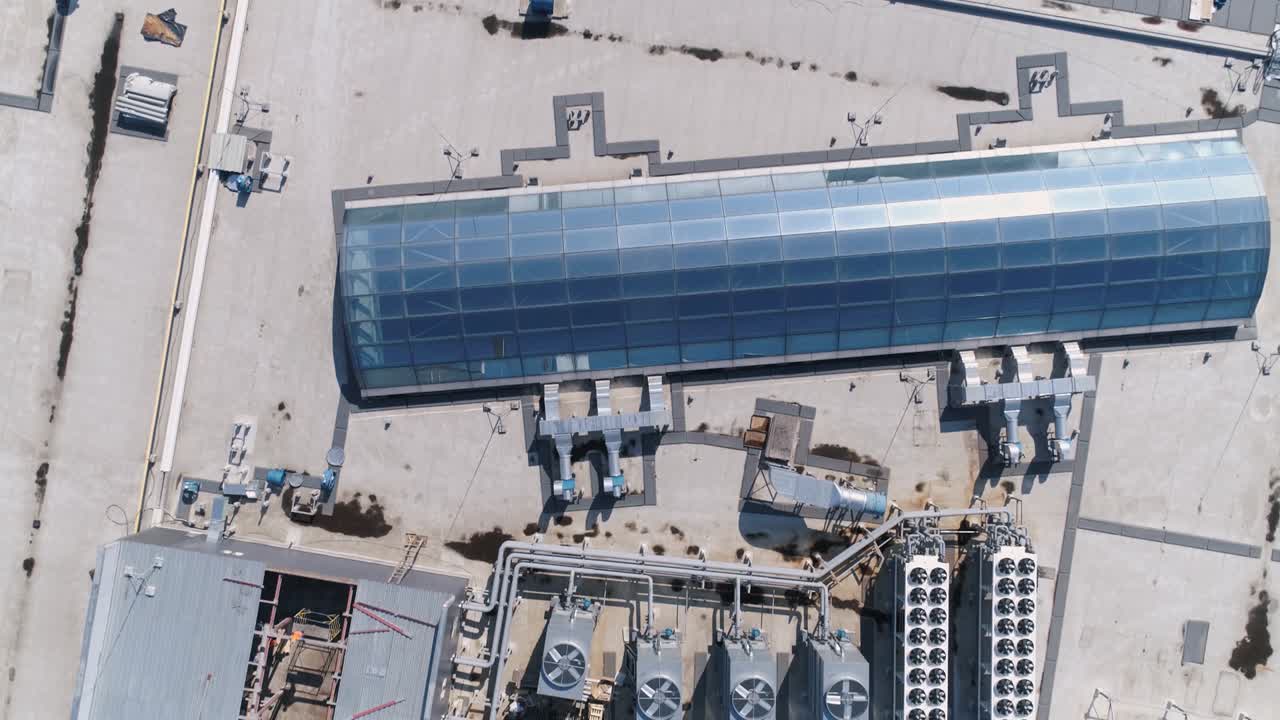 vista aérea. los sistemas de aire acondicionado y ventilación en el techo del enorme centro comercial.