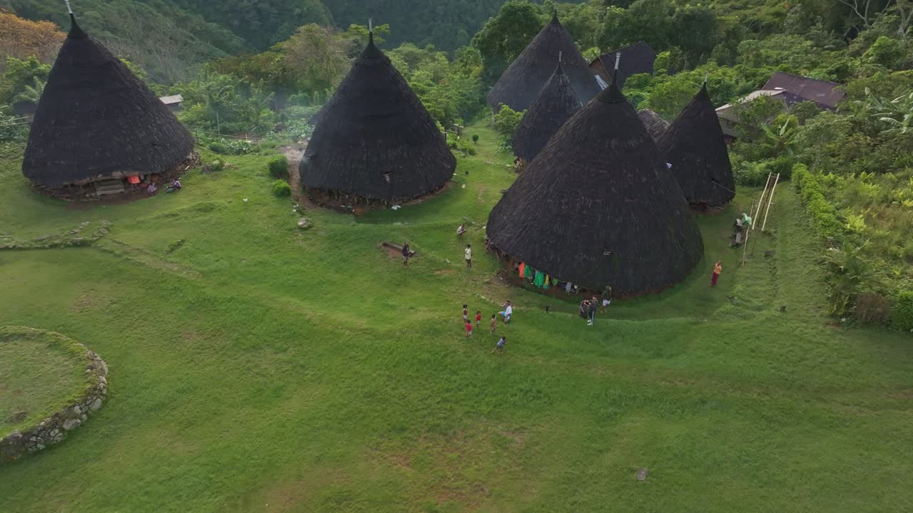Remoto villaggio di montagna indonesiano all'alba, prospettiva aerea.