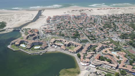 Vistas-Aéreas-De-Drones-De-La-Ciudad-De-La-Playa-Vieux-bocau-les-bains-En-El-Sur-De-Francia