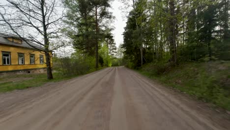 Perspektivenaufnahmen-Eines-Autos,-Das-Auf-Einer-Unbefestigten-Straße-Durch-Eine-Atemberaubende-Landschaft-Fährt