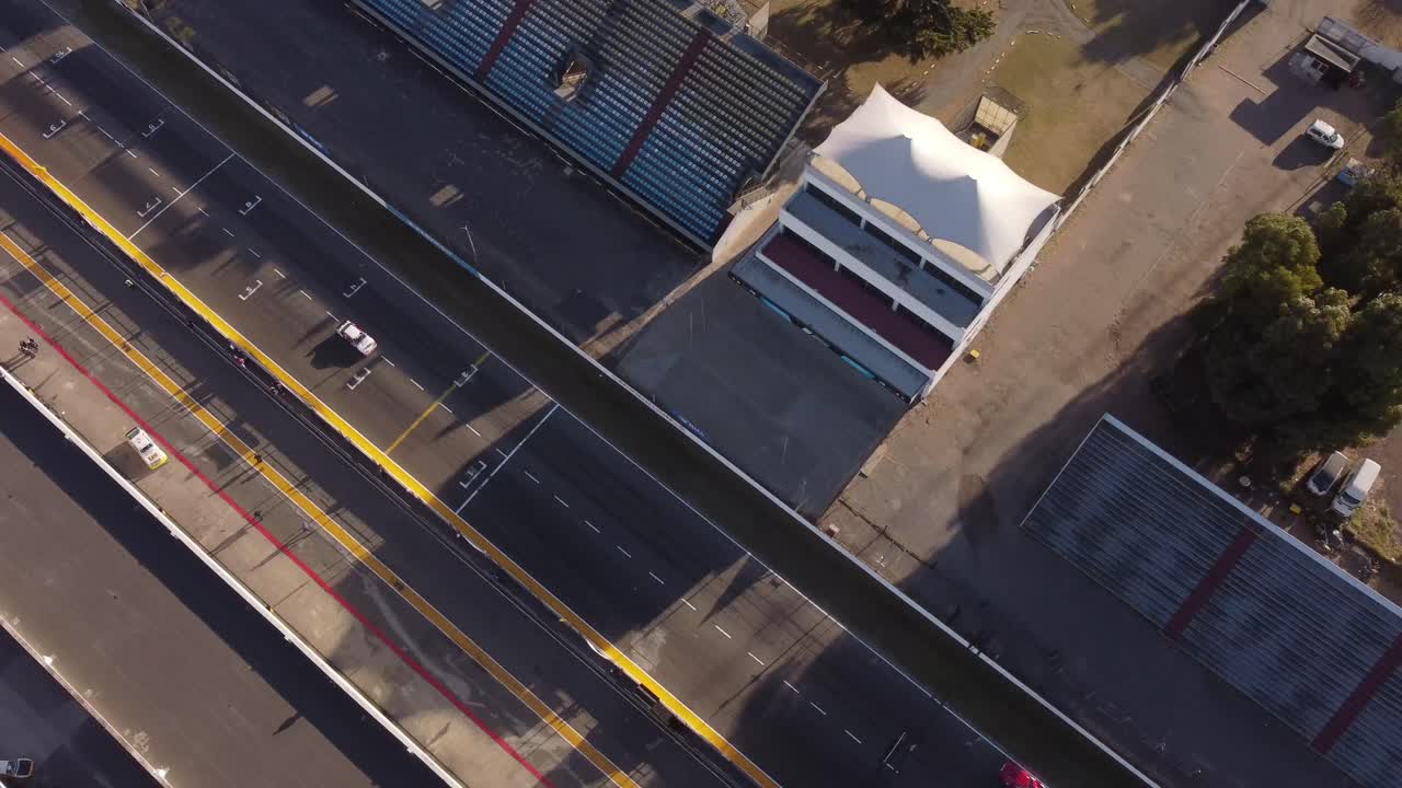 vista aérea de autos de carrera cruzando la línea de meta durante la carrera en argentina