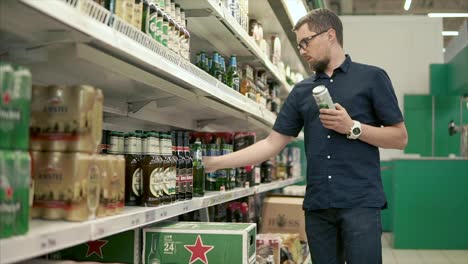 hombre comprando cerveza en un supermercado
