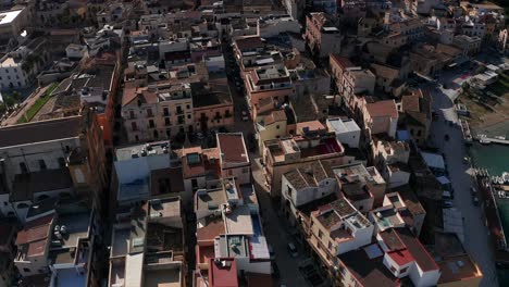 Antena-Sobrevolando-Los-Tejados-De-La-Ciudad-De-Castellammare-Del-Golfo