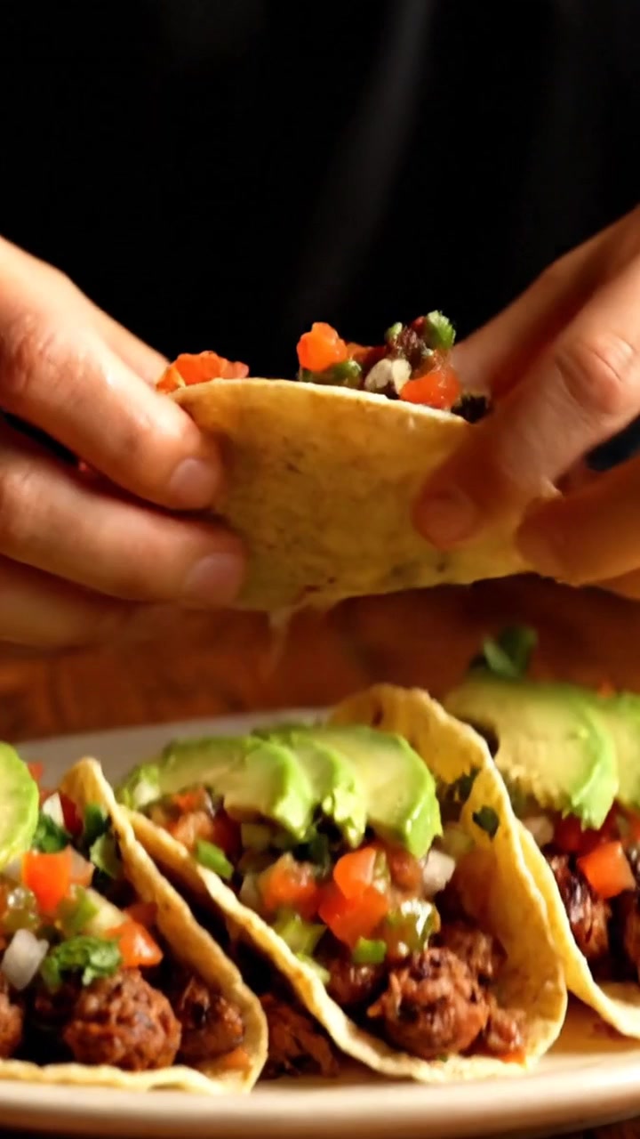 Deliziosi tacos di manzo con avocado e salsa fresca