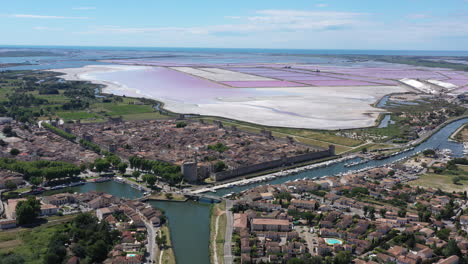 Schöne-Alte-Mittelalterliche-Stadt-Aigues-Mortes-In-Südfrankreich,-Berühmte-Saline