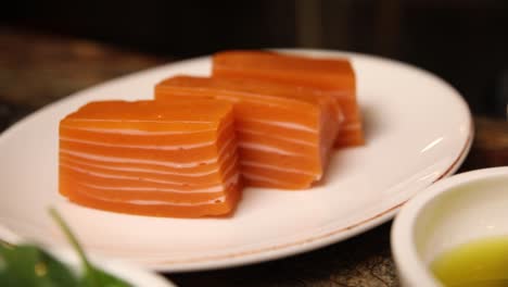 cubos de postre de naranja en capas
