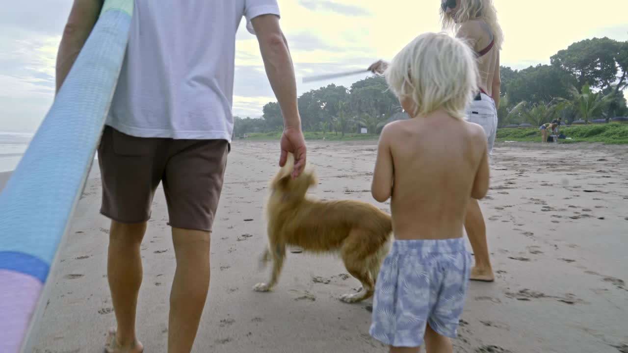 해변에서 산책하는 가족