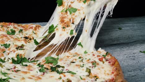 una deliciosa rebanada de pizza con queso derretido