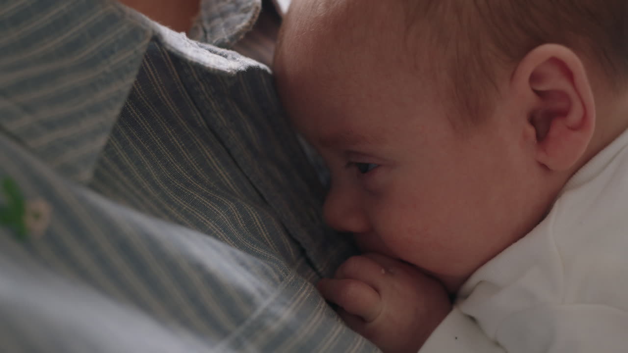 잠자는 아기를 안고 있는 엄마 피곤한 신생아가 엄마와 함께 휴식을 취하고 부드럽게 진정시키는 아기 양육하는 아기가 모성 생활을 즐기는 것